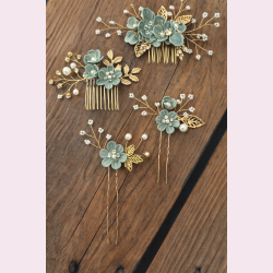 Eksklusivt h�rsmykke med blomster og perledetaljer