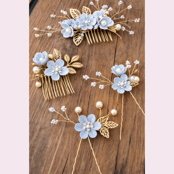 Elegant h�rs�t med bl� blomster og gulddetaljer