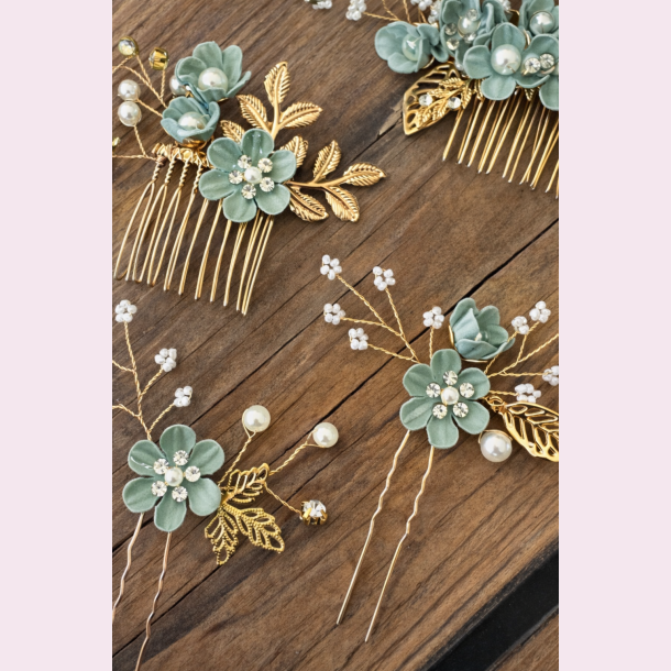 Eksklusivt h�rsmykke med blomster og perledetaljer