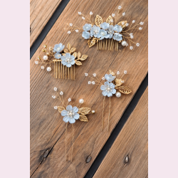 Elegant h�rs�t med bl� blomster og gulddetaljer