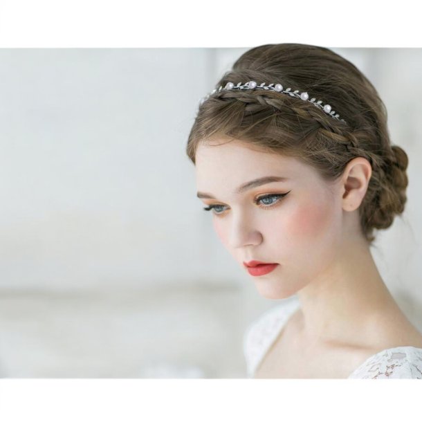 Slv hrbjle med klare krystal og hvide perler