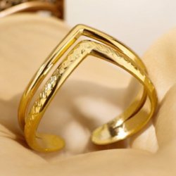 Alba ringen. Gylden ring med hamret mnster