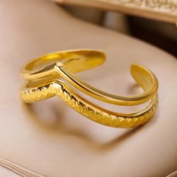 Alba ringen. Gylden ring med hamret mnster