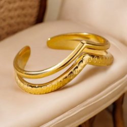 Alba ringen. Gylden ring med hamret mnster