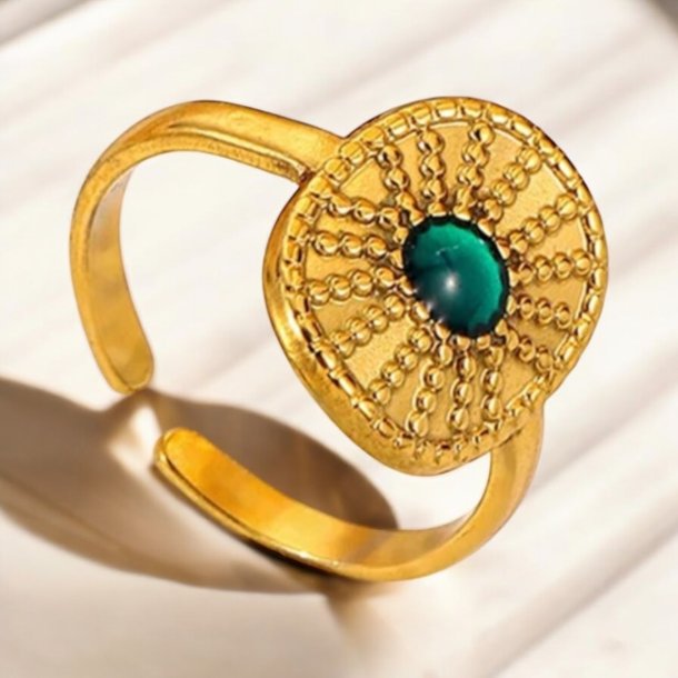 Forgyldt ring med smuk grn perle
