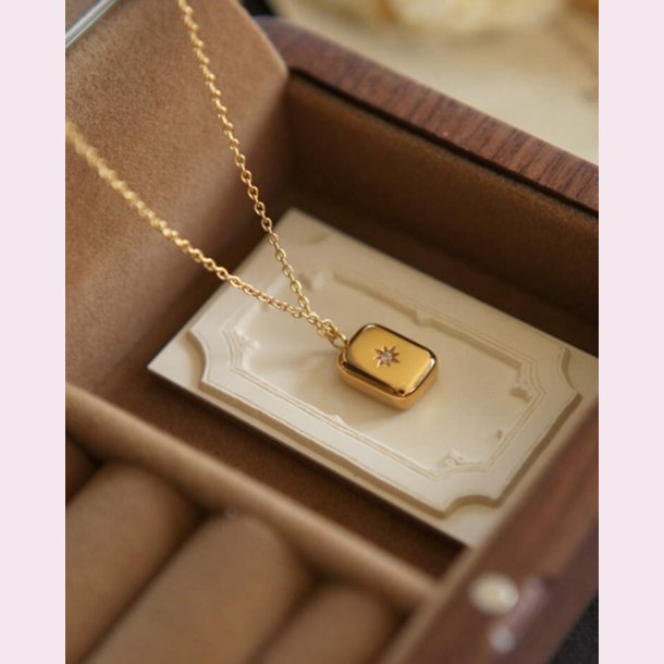 Smuk halskde med mnster og zirkonia sten