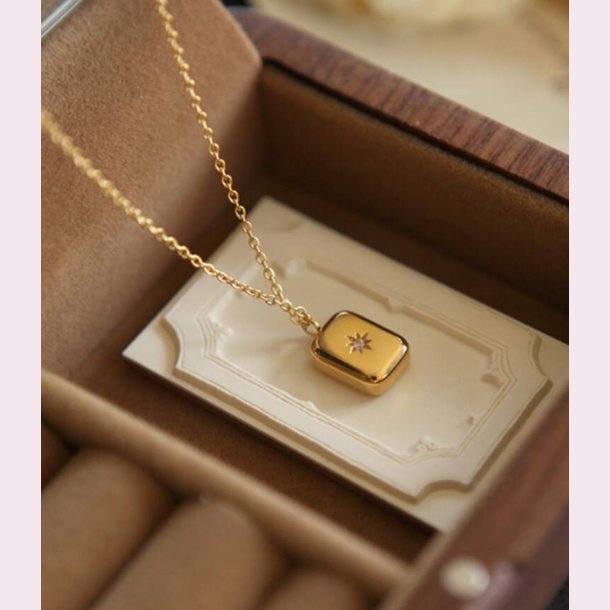 Smuk halskde med mnster og zirkonia sten