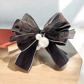 H�rklemme med sort sl�jfe med flotte perler