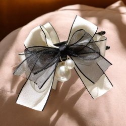 Hrklemme med hvid sljfe med flotte perler