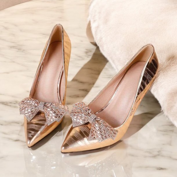 Champagne farvet sljfer med perler til sko