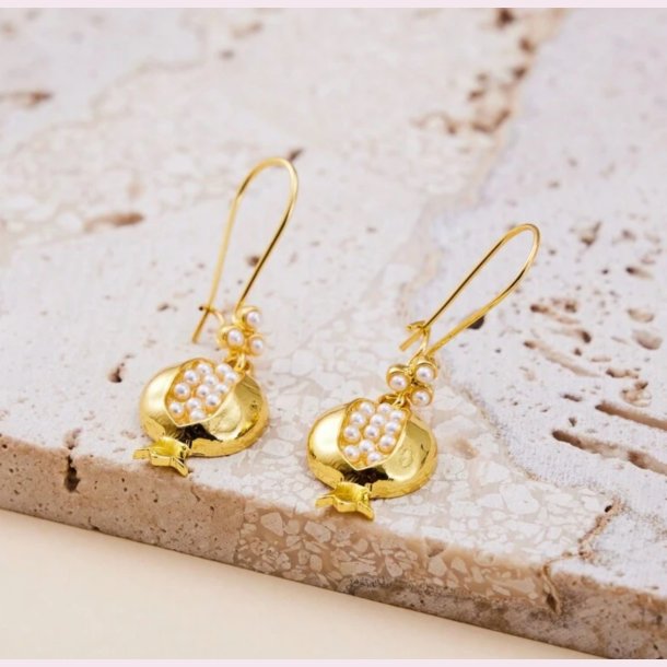 Sde hngede reringe med smukke hvide perler