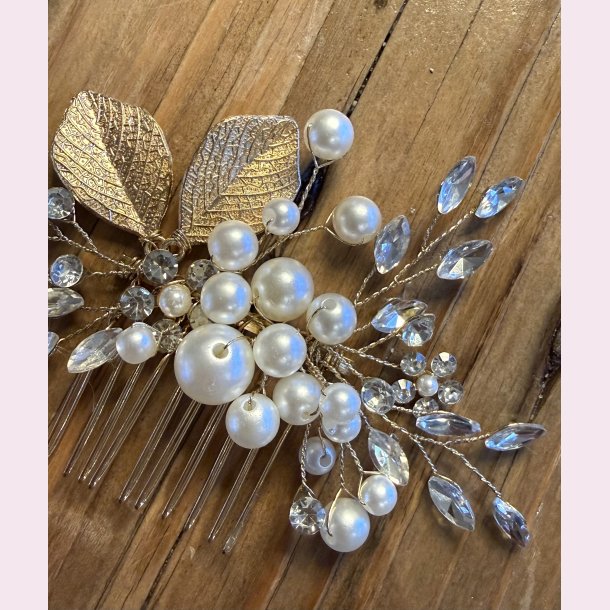 Hrnle med hvide perler, krystalperler og forgyldte blade 