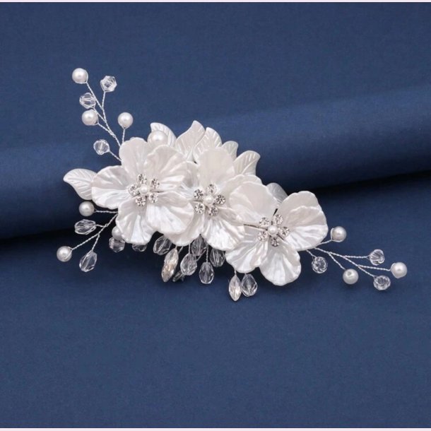 Slv hrclips med hvide blomster og smukke perler 