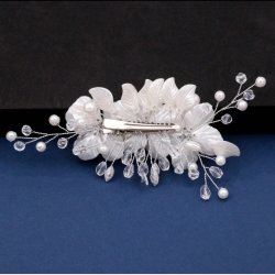 Slv hrclips med hvide blomster og smukke perler 