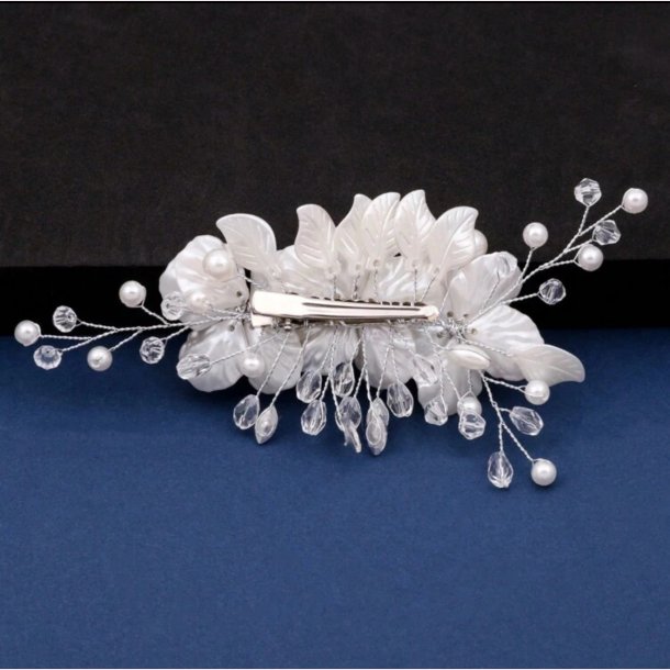 Slv hrclips med hvide blomster og smukke perler 