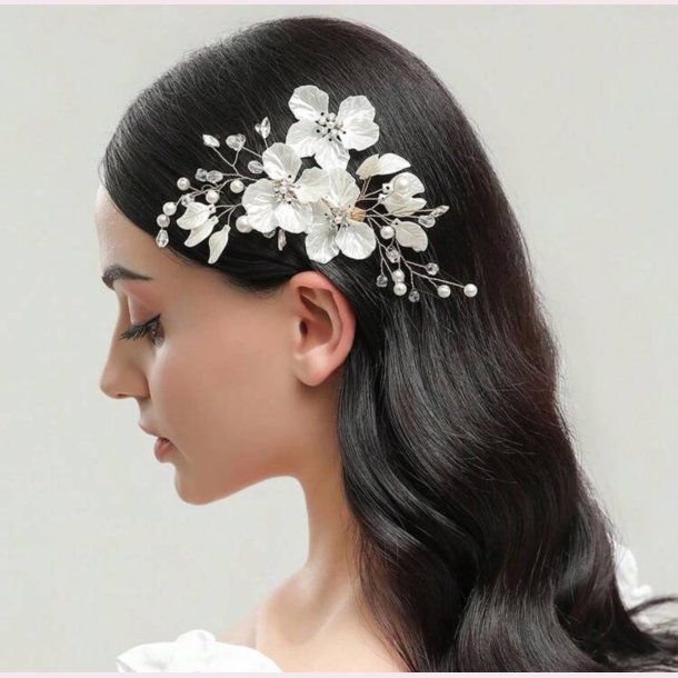 Slv hrclips med hvide blomster og smukke perler 