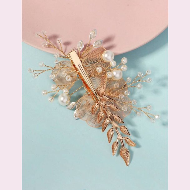 Guldfarvet hrclips med de smukkeste blomster og rhinesten