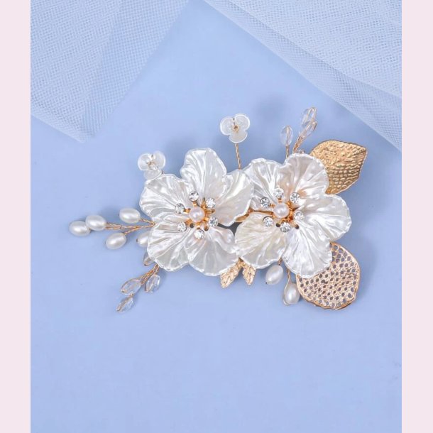 Guldfarvet hrclips med 2 smukke store blomster, sm blomster og perler 