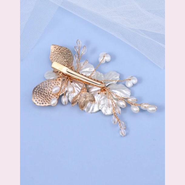 Guldfarvet hrclips med 2 smukke store blomster, sm blomster og perler 