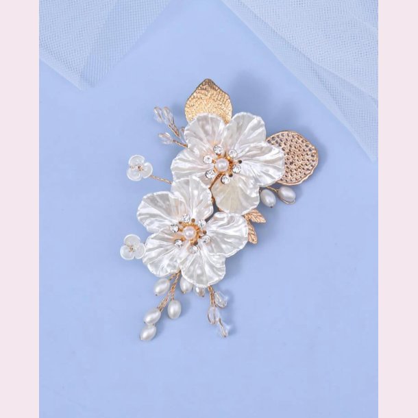 Guldfarvet hrclips med 2 smukke store blomster, sm blomster og perler 