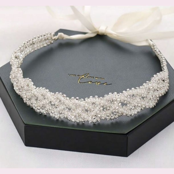 Elegant h�rsmykke i perler