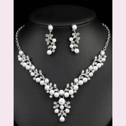 Elegant smykkes�t med perler og krystaller � s�lv