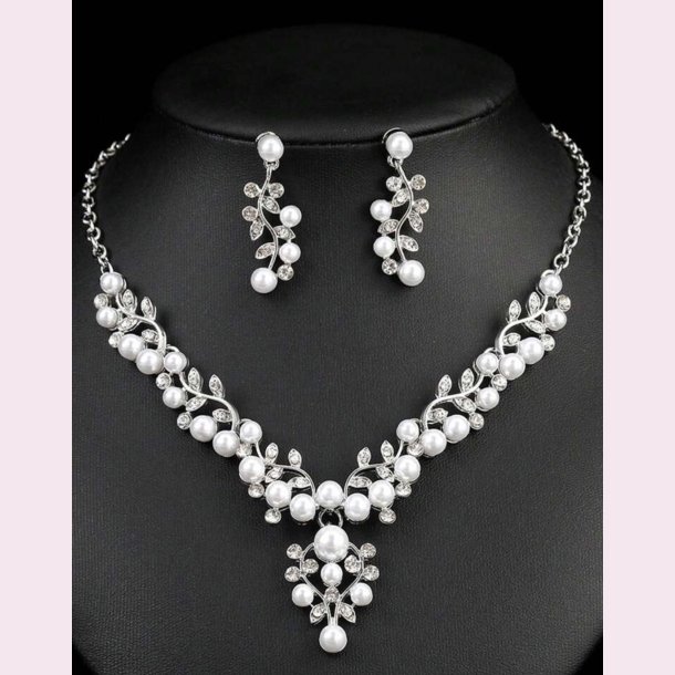 Elegant smykkes�t med perler og krystaller � s�lv