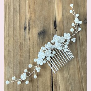 Elegant h�rsmykke med blomster og perler � s�lv