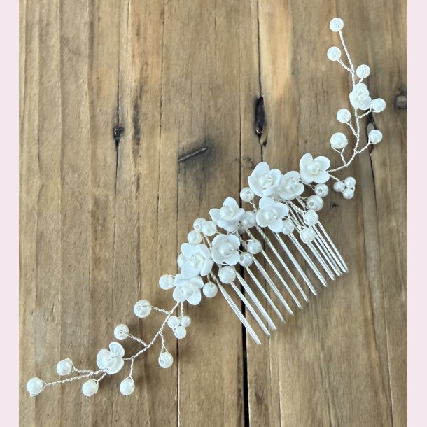 Elegant h�rsmykke med blomster og perler � s�lv