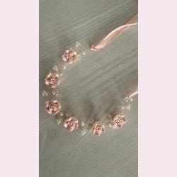 Romantisk h�rsmykke med blomster, perler og satinb�nd � rosa