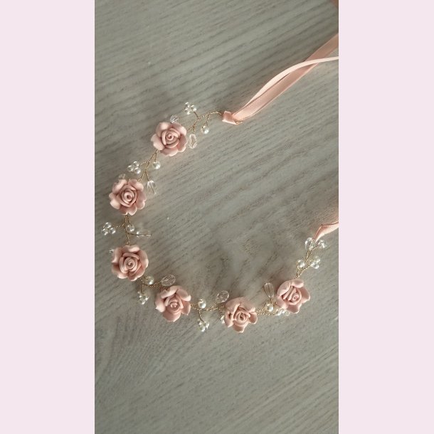 Romantisk h�rsmykke med blomster, perler og satinb�nd � rosa