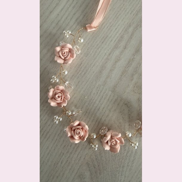 Romantisk h�rsmykke med blomster, perler og satinb�nd � rosa