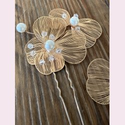 H�rn�le med guldfarvede blomster &amp; perler - 2 stk