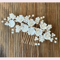 Guldfarvet h�rclips med fine smukke blomster og sm� s�de perler 