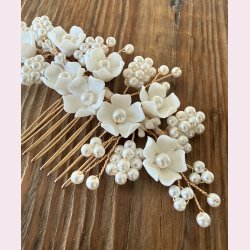 Guldfarvet h�rclips med fine smukke blomster og sm� s�de perler 