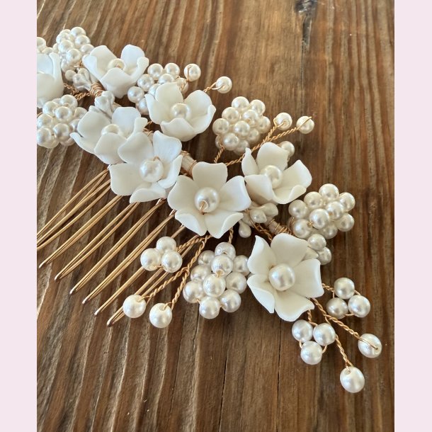 Guldfarvet h�rclips med fine smukke blomster og sm� s�de perler 