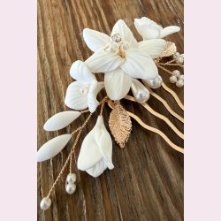 Elegant h�rn�l med blomster og perledetaljer