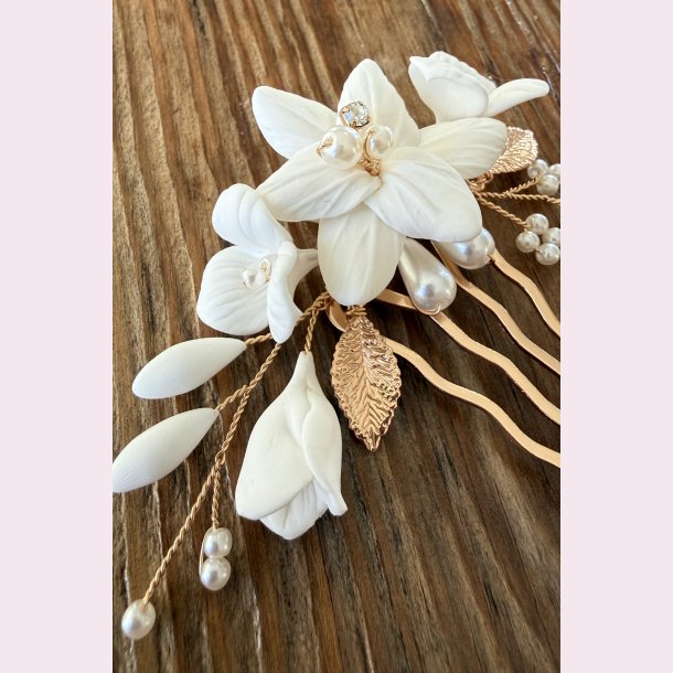 Elegant h�rn�l med blomster og perledetaljer