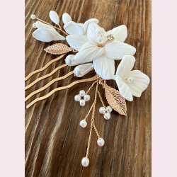 Elegant h�rn�l med blomster og perledetaljer