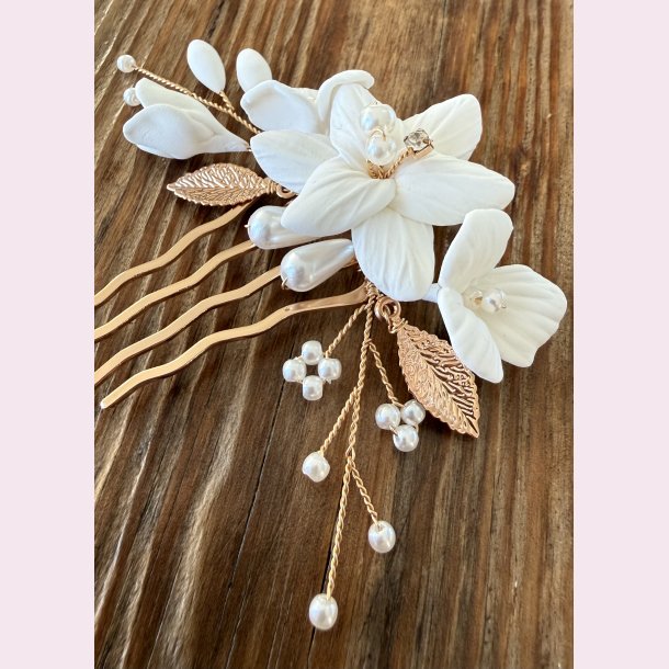 Elegant h�rn�l med blomster og perledetaljer