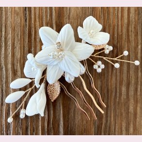 Elegant h�rn�l med blomster og perledetaljer