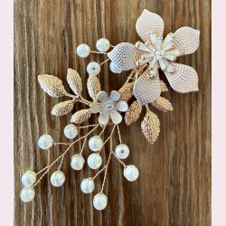 Guldfarvet h�rn�l med blomster, krystalperler og hvideperler 