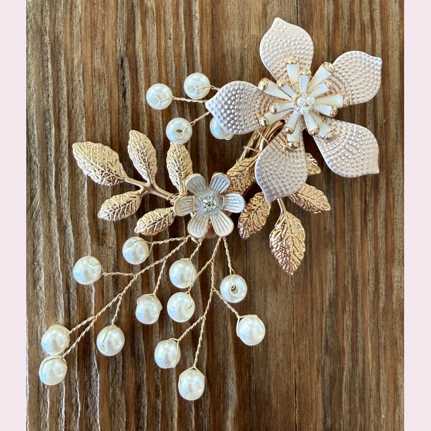 Guldfarvet h�rn�l med blomster, krystalperler og hvideperler 