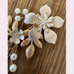 Guldfarvet h�rn�l med blomster, krystalperler og hvideperler 