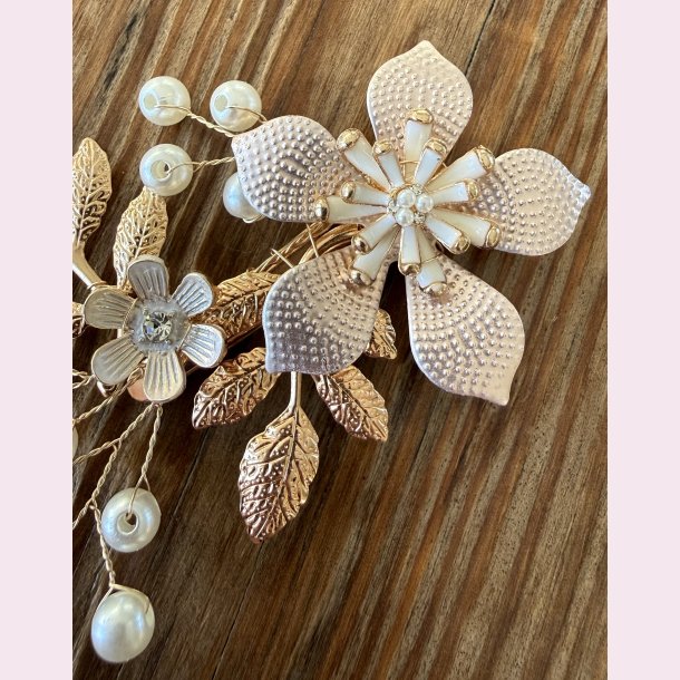 Guldfarvet h�rn�l med blomster, krystalperler og hvideperler 