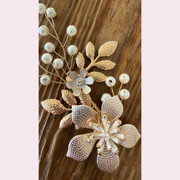 Guldfarvet h�rn�l med blomster, krystalperler og hvideperler 