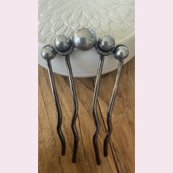 Elegant h�rkam med gr�lige perler