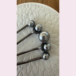 Elegant h�rkam med gr�lige perler