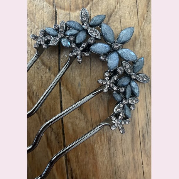 Eksklusive h�rn�le med bl�lige blomster