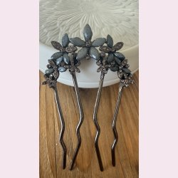 Eksklusive h�rn�le med bl�lige blomster